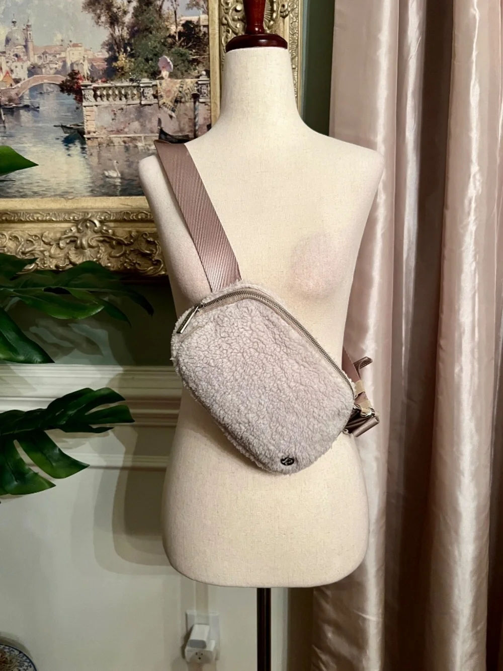GUC Lululemon Everwhere Belt Bag in Ivory Beige Fleece